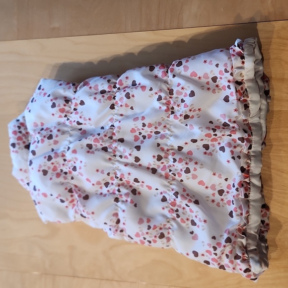White Heart Patterned Puffer Vest with Pink Bow. Size 5T. - Picture 4 of 5